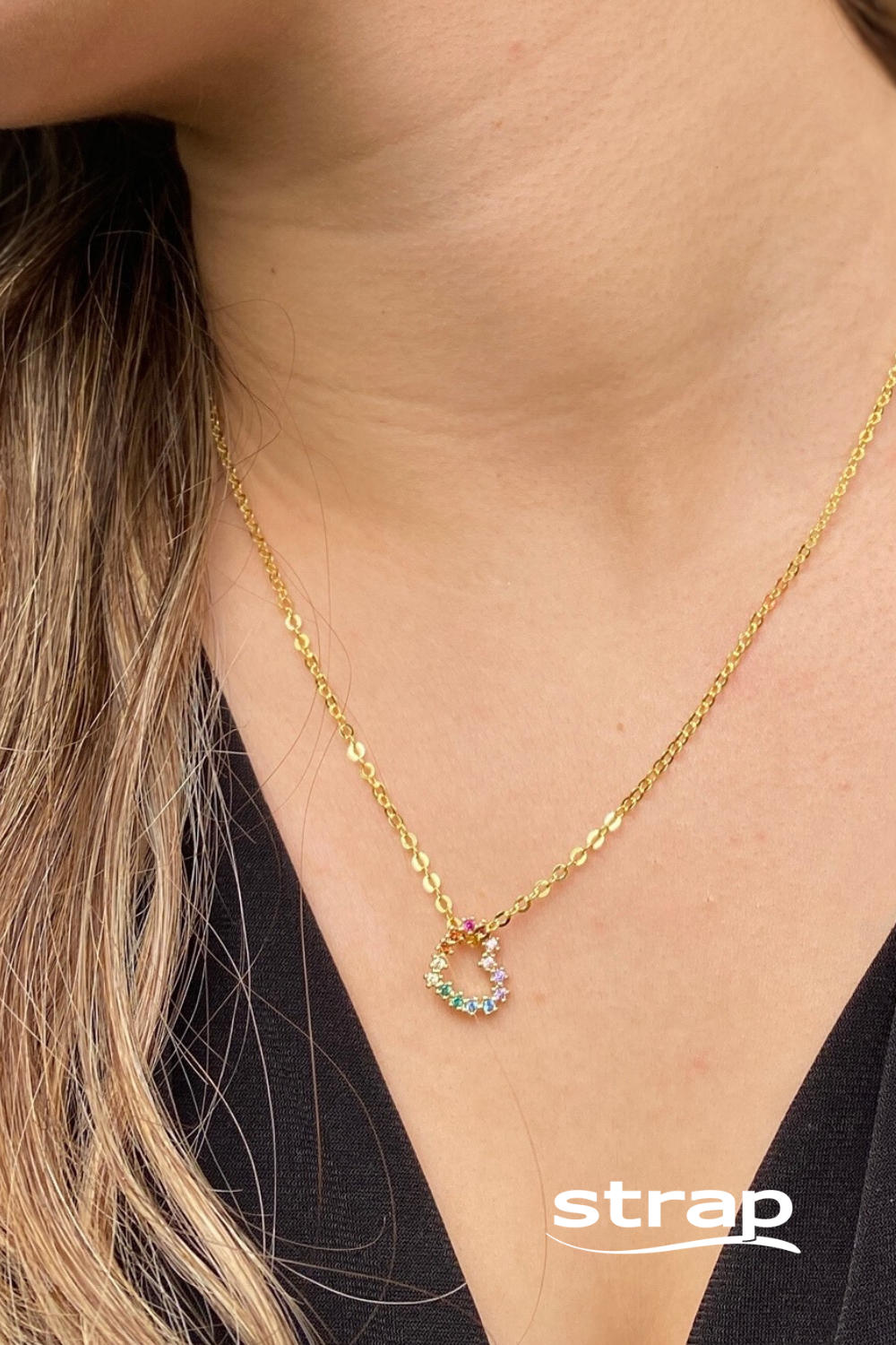 COLAR COM PINGENTE DE CORAÇÃO DE ZIRCONIAS COLORIDAS FOLHEADO A OURO 18K