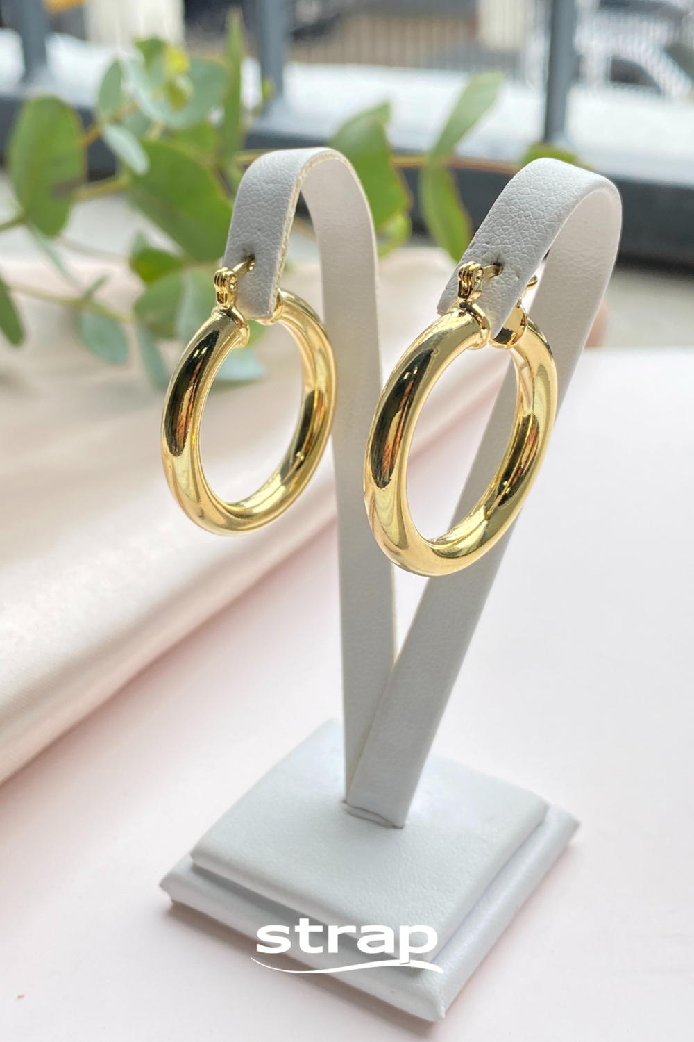 BRINCO DE ARGOLA FECHADA GRANDE FOLHEADO A OURO 18K