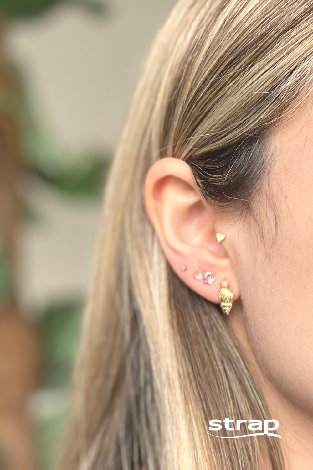 BRINCO MINI BÚZIOS COM PÉROLA FOLHEADO A OURO 18K