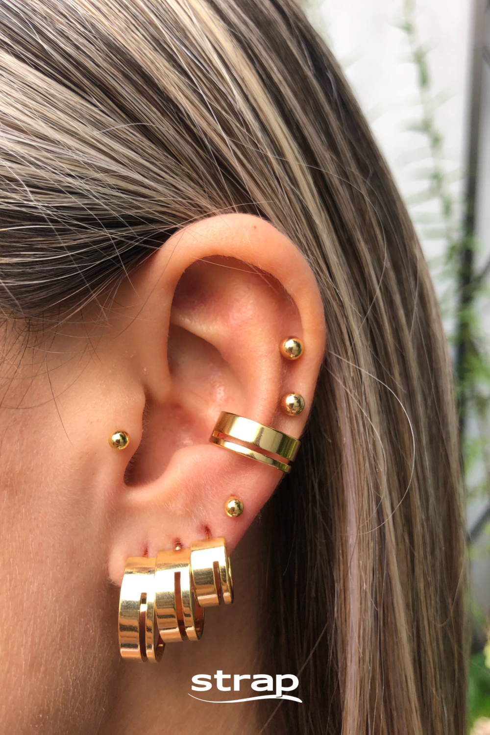 BRINCO DE ARGOLA COM DETALHE VAZADO GRANDE FOLHEADO A OURO 18K