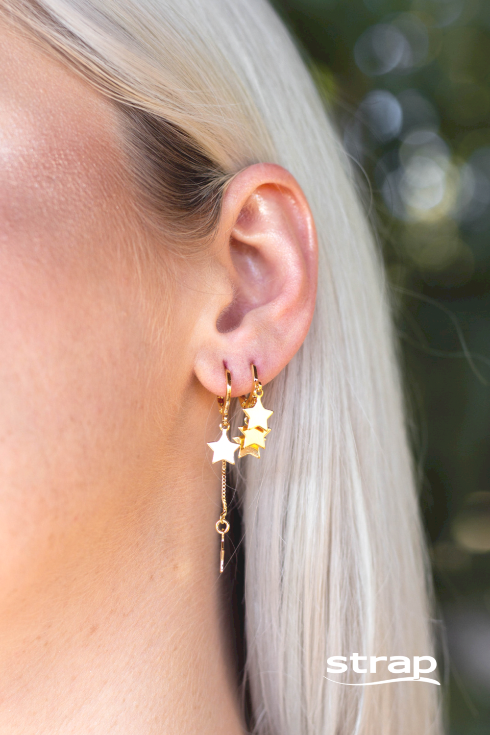 BRINCO ARGOLA COM PINGENTES DE ESTRELAS FOLHEADO A OURO 18K