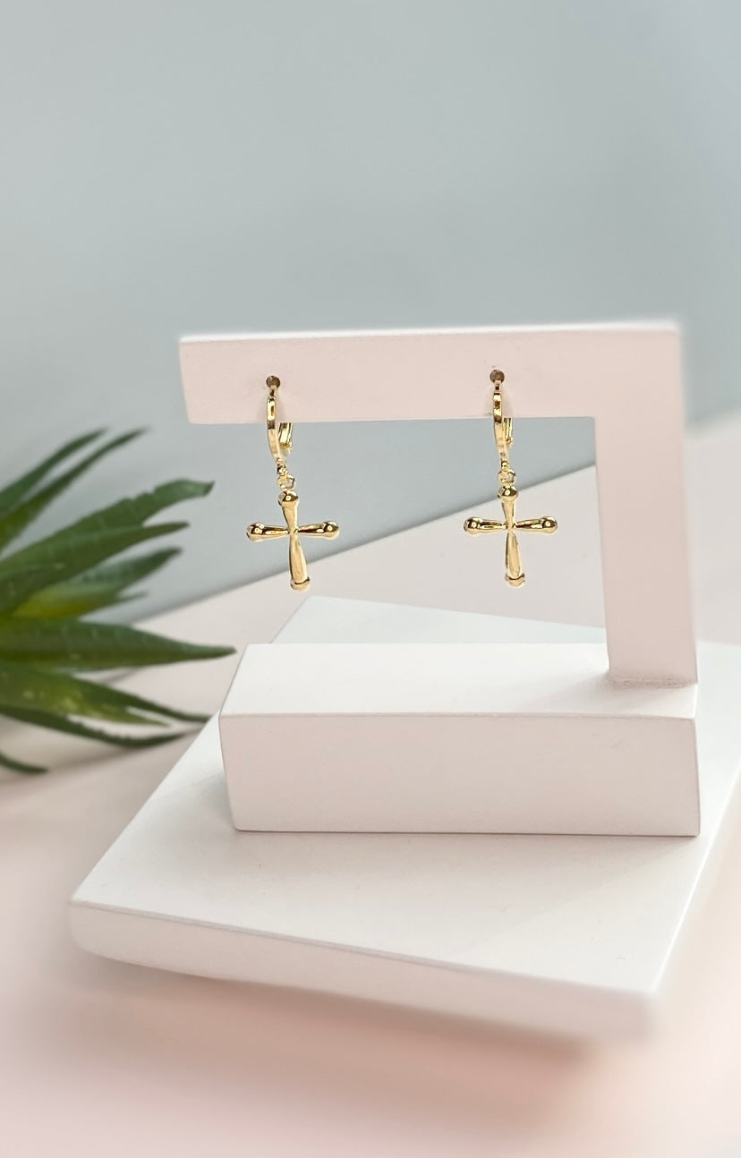 BRINCO DE ARGOLA FECHADA COM CRUCIFIXO FOLHEADO A OURO 18K