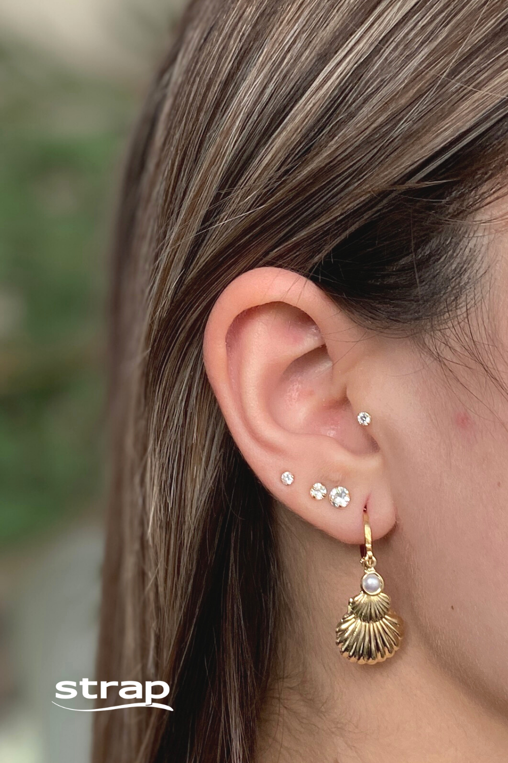 BRINCO DE ARGOLA COM CONCHAS E PEROLA FOLHEADO A OURO 18K