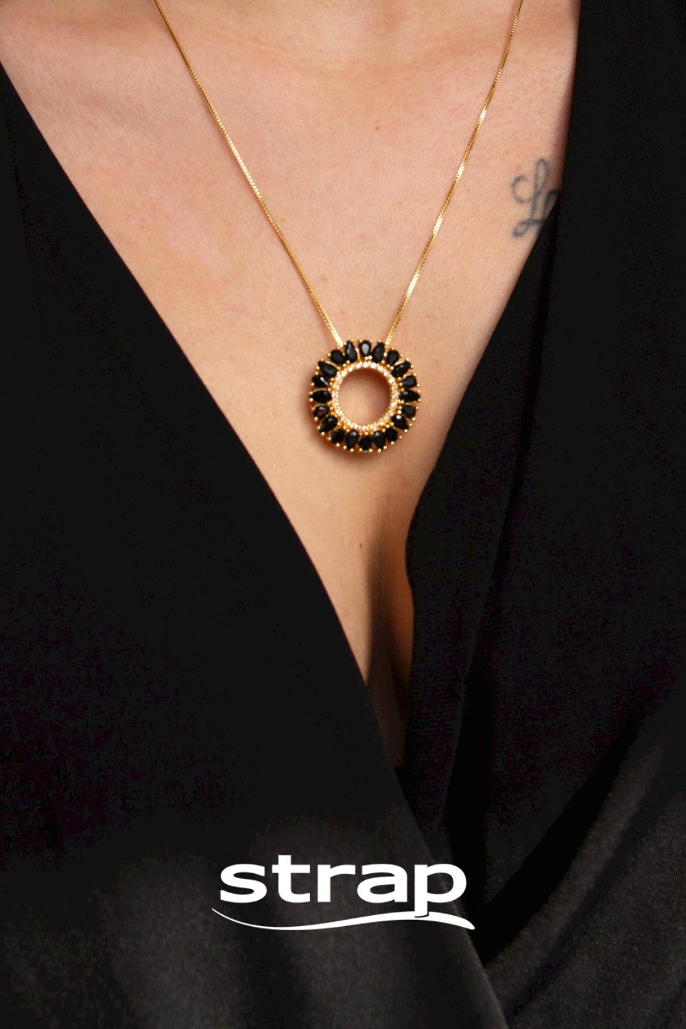 COLAR CIRCULO DE ZIRCONIAS PRETAS FOLHEADO A OURO 18K