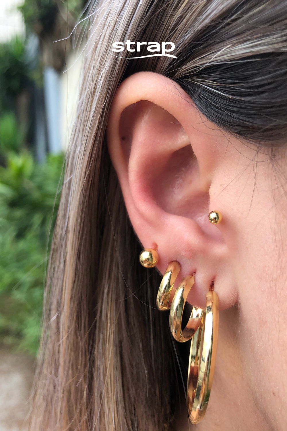 BRINCO DE ARGOLA LISA GRANDE FOLHEADO A OURO 18K