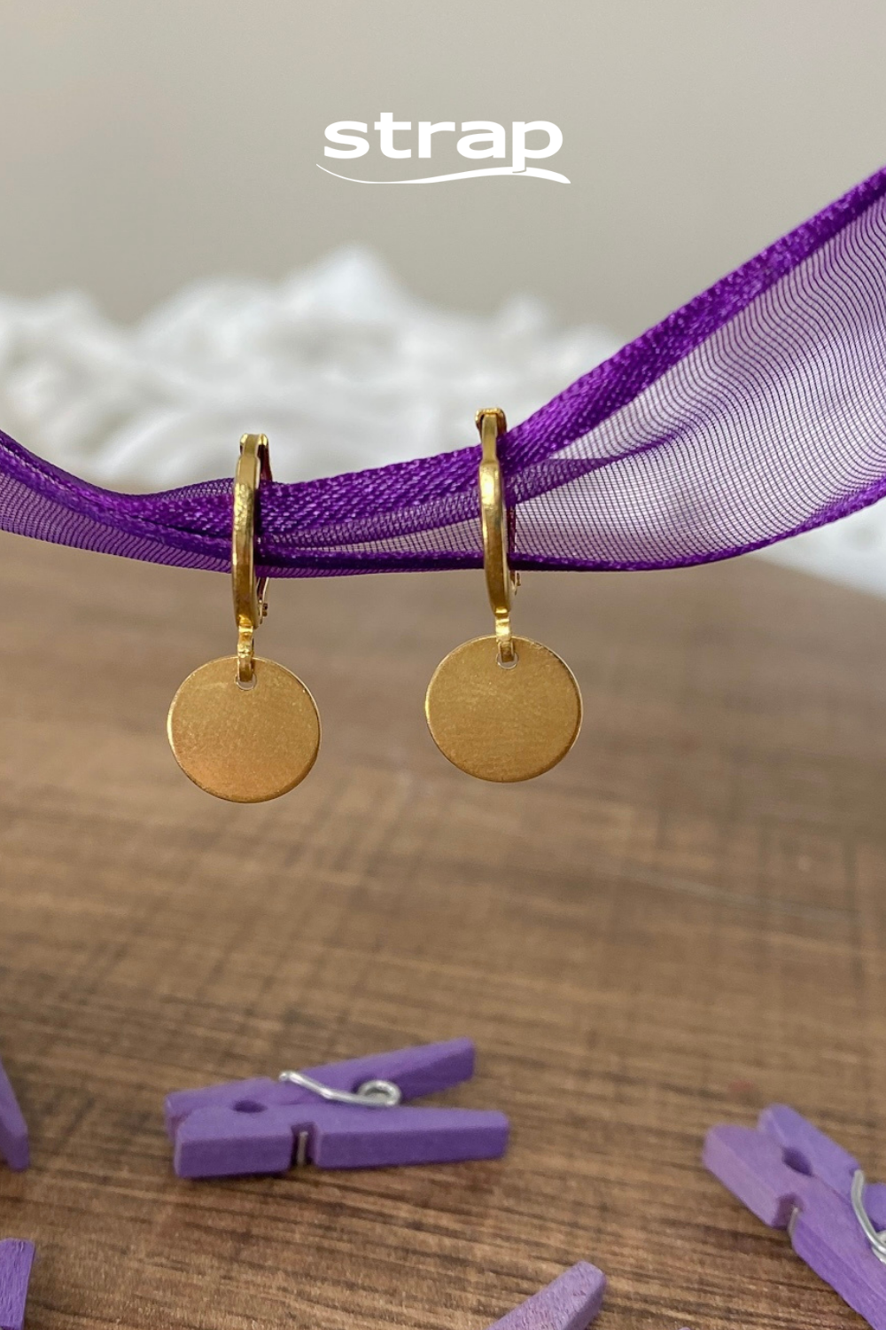 BRINCO DE ARGOLA FECHADA PEQUENA COM 1 PINGENTE DE CONFETE FOLHEADO A OURO 18K
