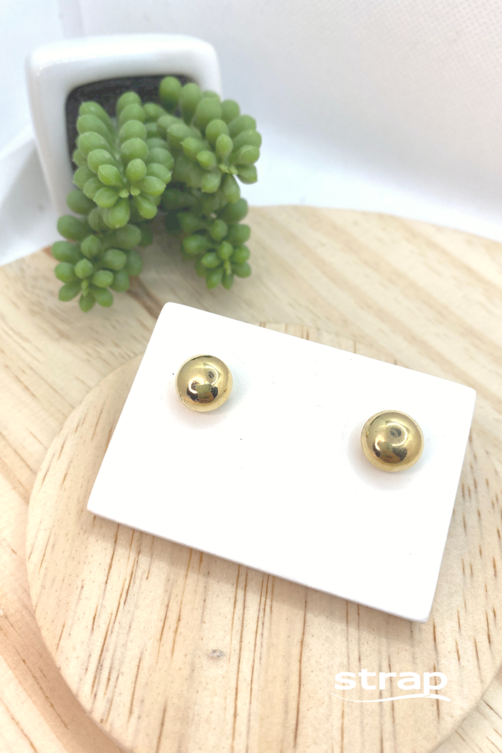 BRINCO DE BOLA ACHATADA FOLHEADO A OURO 18K