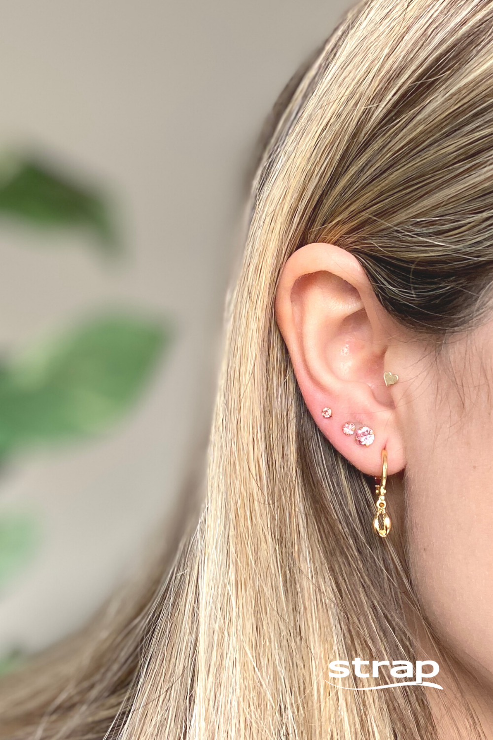 BRINCO DE ARGOLA FECHADA COM MINI BÚZIOS FOLHEADO A OURO 18K