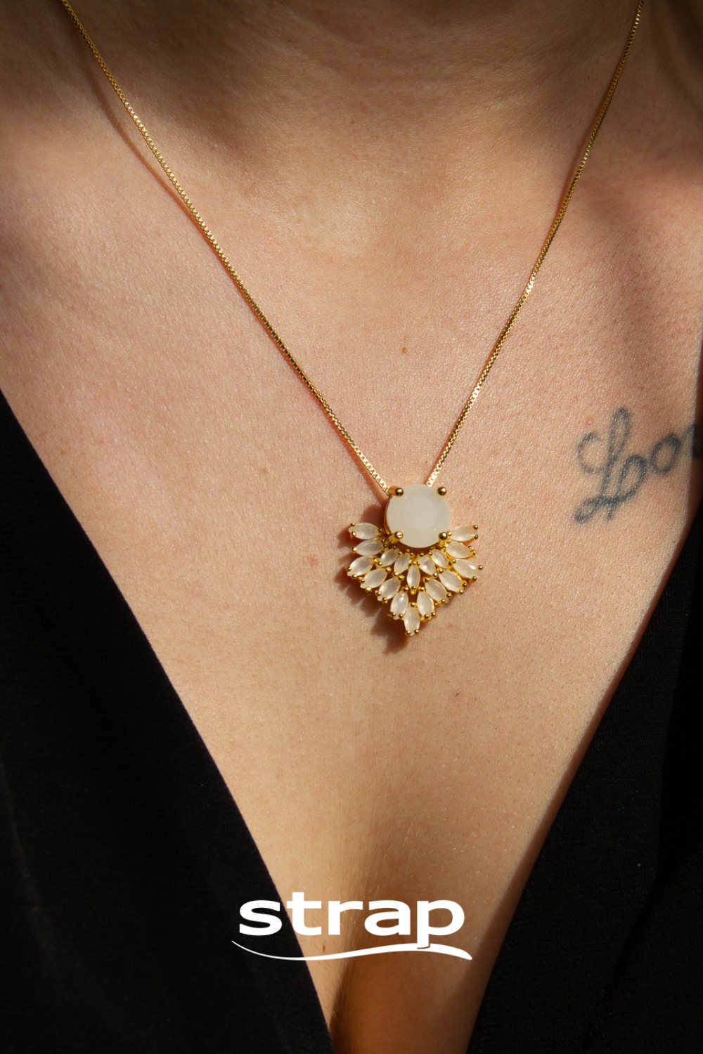 CONJUNTO DE BRINCOS E COLAR COM PEDRAS NUDE FOLHEADO A OURO 18K