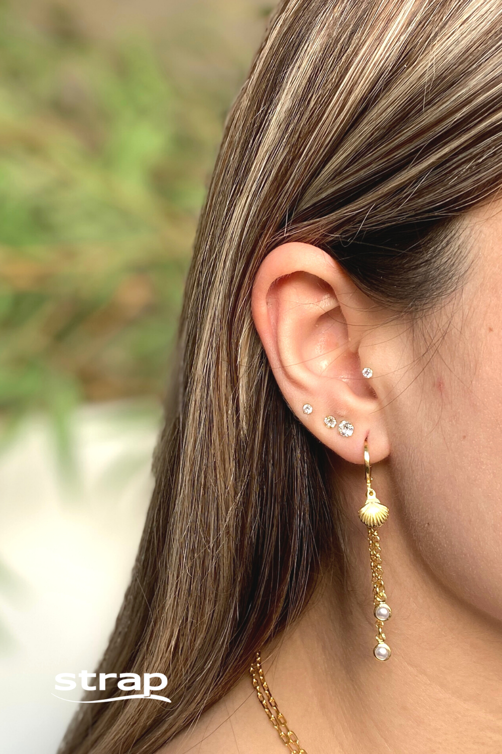 BRINCO DE ARGOLA LONGO COM MOTIVOS DO MAR FOLHEADO A OURO 18K