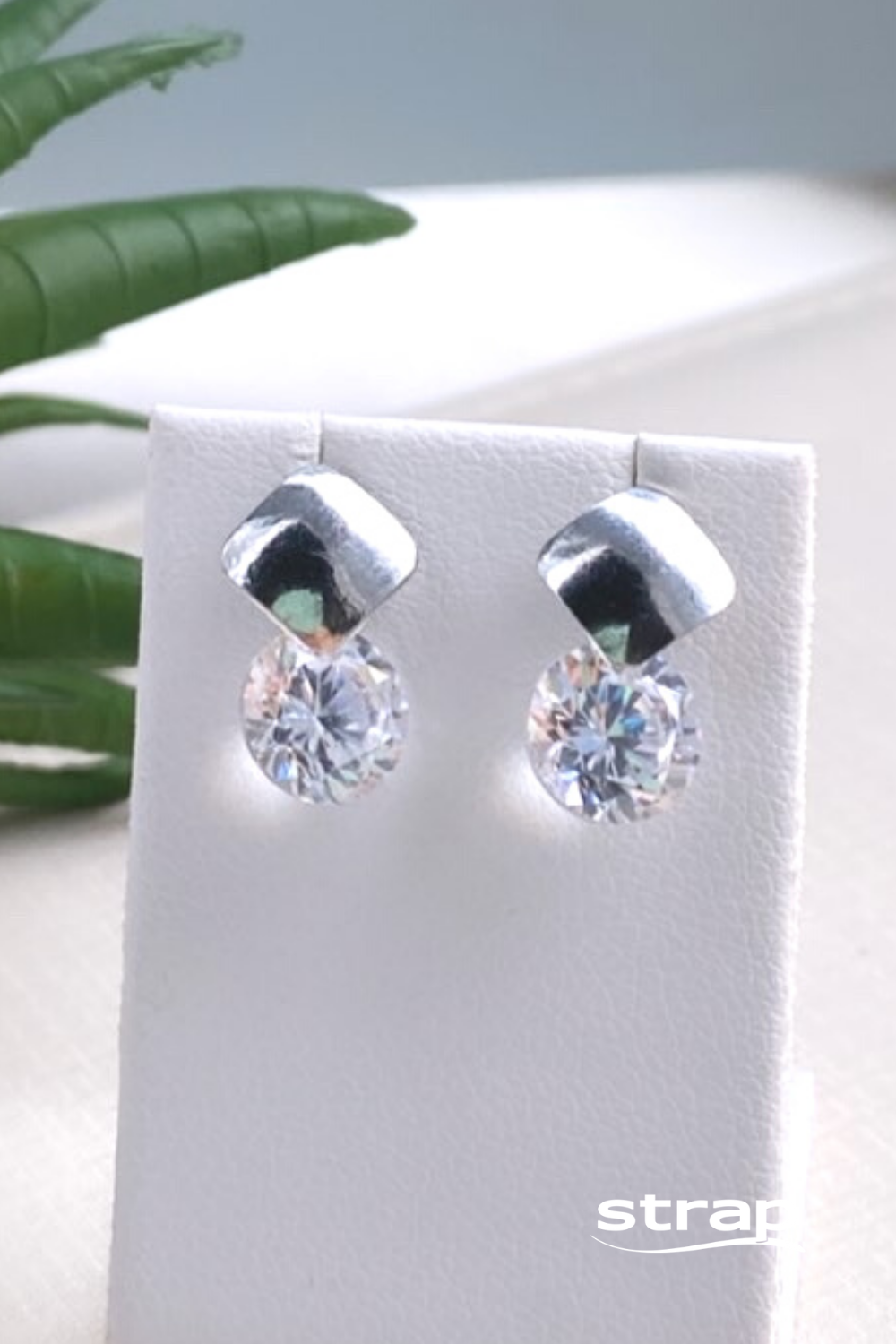 BRINCO TRIANGULO E ZIRCONIA EM AÇO INOX