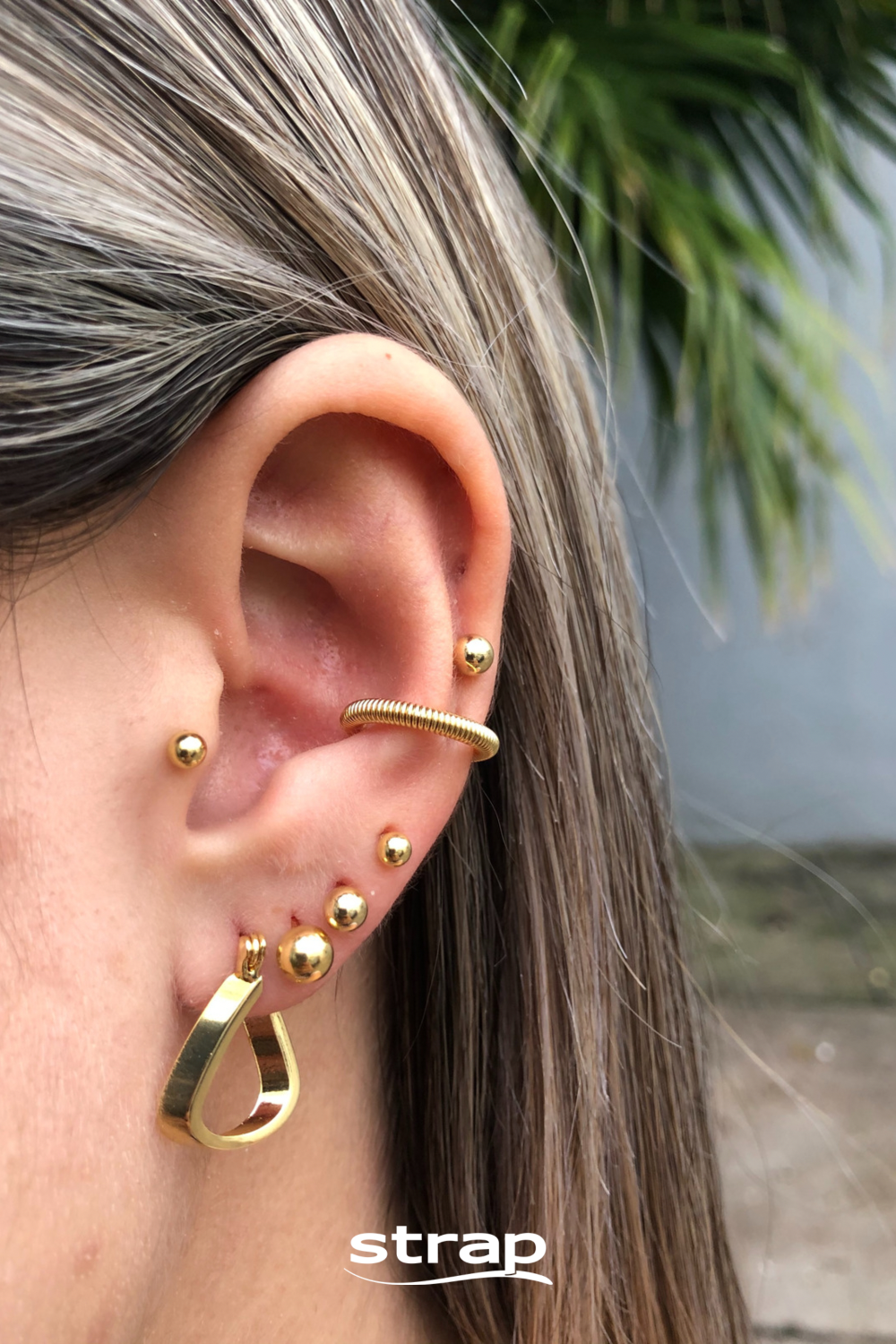 BRINCO DE ARGOLA FECHADA FOLHEADO A OURO 18K
