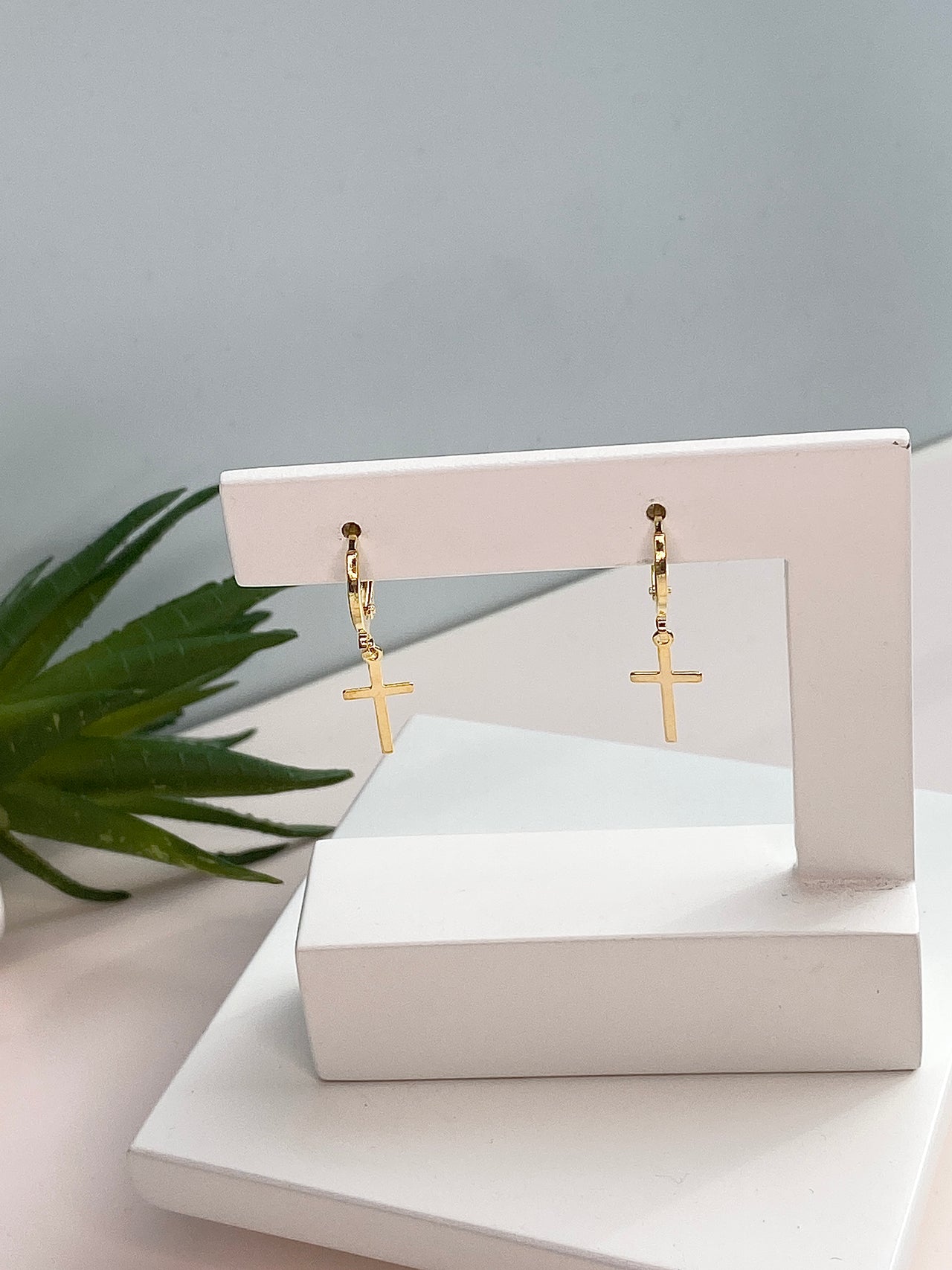 BRINCO DE ARGOLA FECHADA COM CRUCIFIXO LISO FOLHEADO A OURO 18K