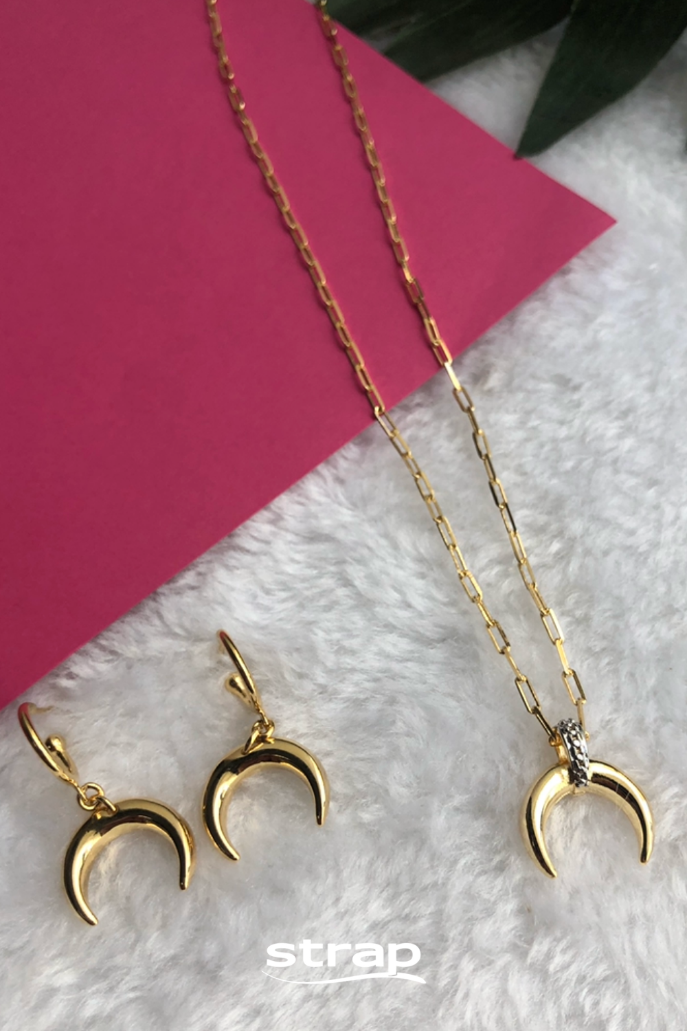 BRINCO DE ARGOLA COM PINGENTE DENTE DE SABRE MEIA LUA FOLHEADO A OURO 18K