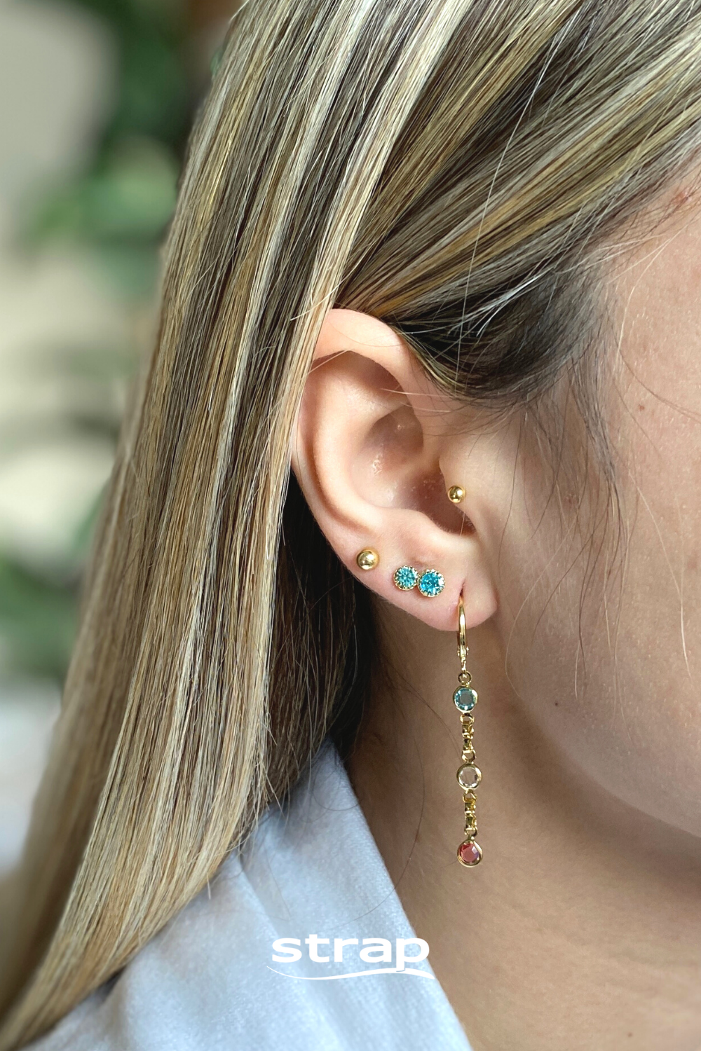 BRINCO DE ARGOLA FECHADA COM CORRENTE COM ZIRCÔNIAS COLORIDAS FOLHEADO A OURO 18K