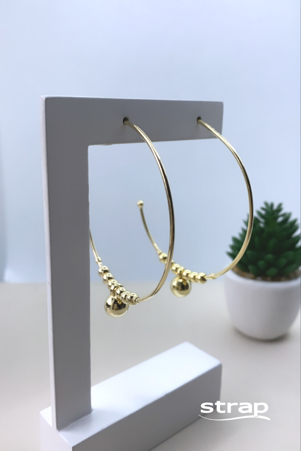 BRINCO DE ARGOLA GRANDE COM VÁRIAS BOLAS FOLHEADO A OURO 18K