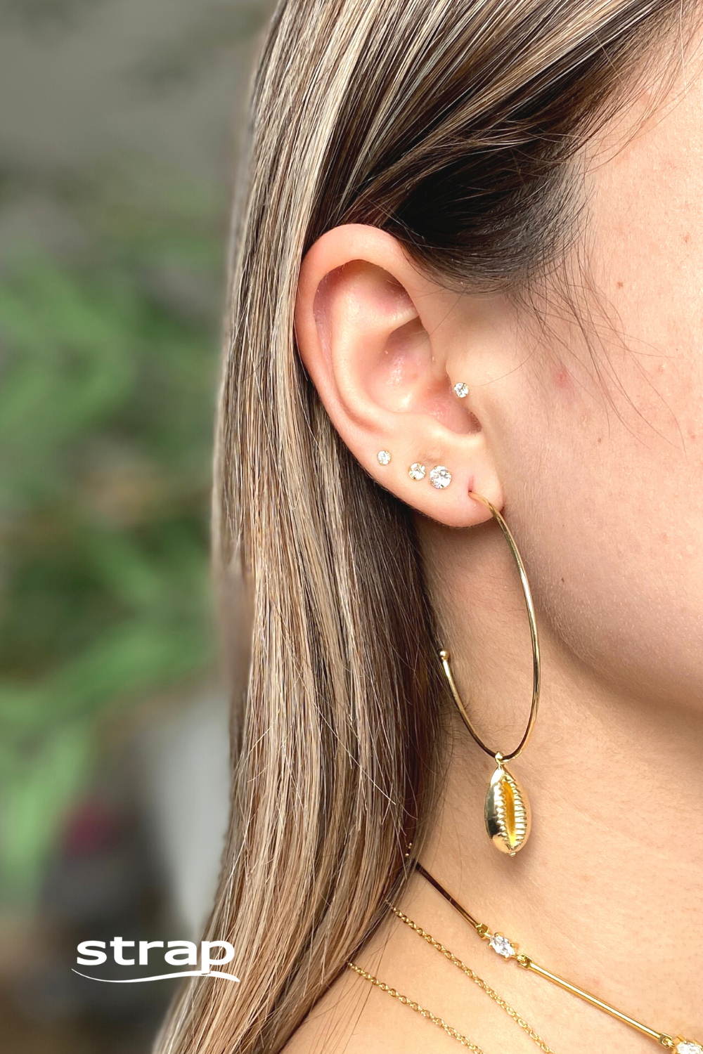 BRINCO DE ARGOLA GRANDE COM BÚZIOS FOLHEADA A OURO 18K