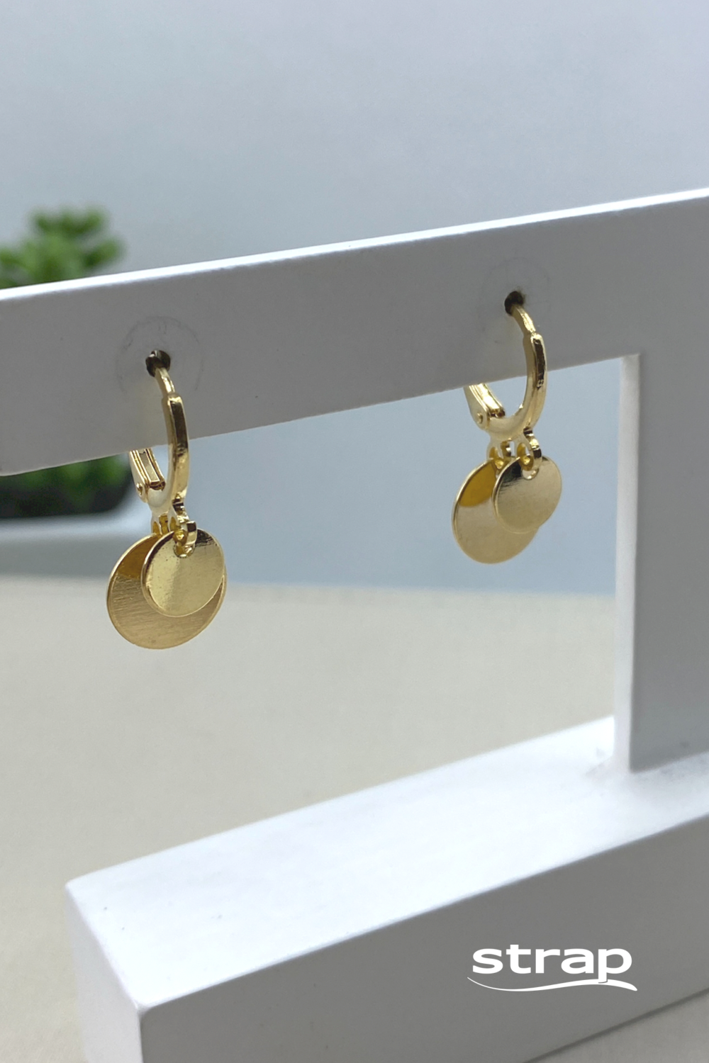 BRINCO DE ARGOLA FECHADA PEQUENA COM 2 PINGENTES DE CONFETE FOLHEADO A OURO 18K