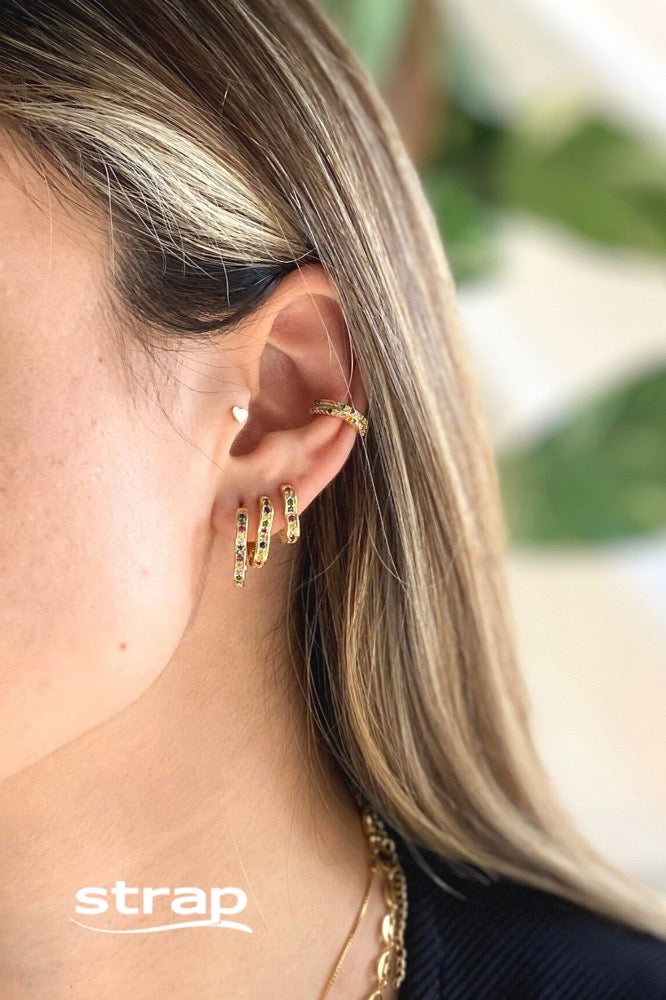 BRINCO ARGOLA DE CLICK CORAÇÃO MEDIO COM ZIRCONIAS COLORIDAS FOLHEADO A OURO 18K