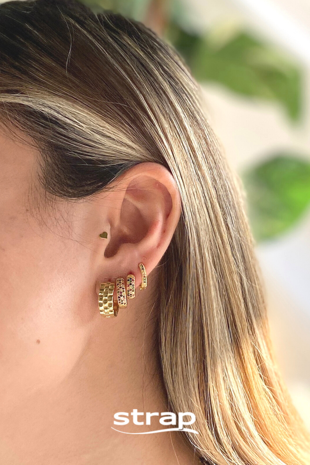BRINCO DE ARGOLA FINA CRAVEJADA DE ZIRCONIAS COLORIDAS FOLHEADO A OURO 18K