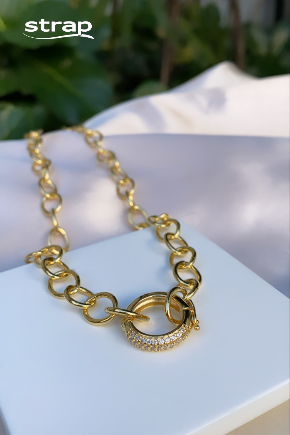 COLAR DE ELOS FINOS COM FECHO REDONDO MÉDIO CRAVEJADO DE ZIRCÔNIAS FOLHEADO A OURO 18K