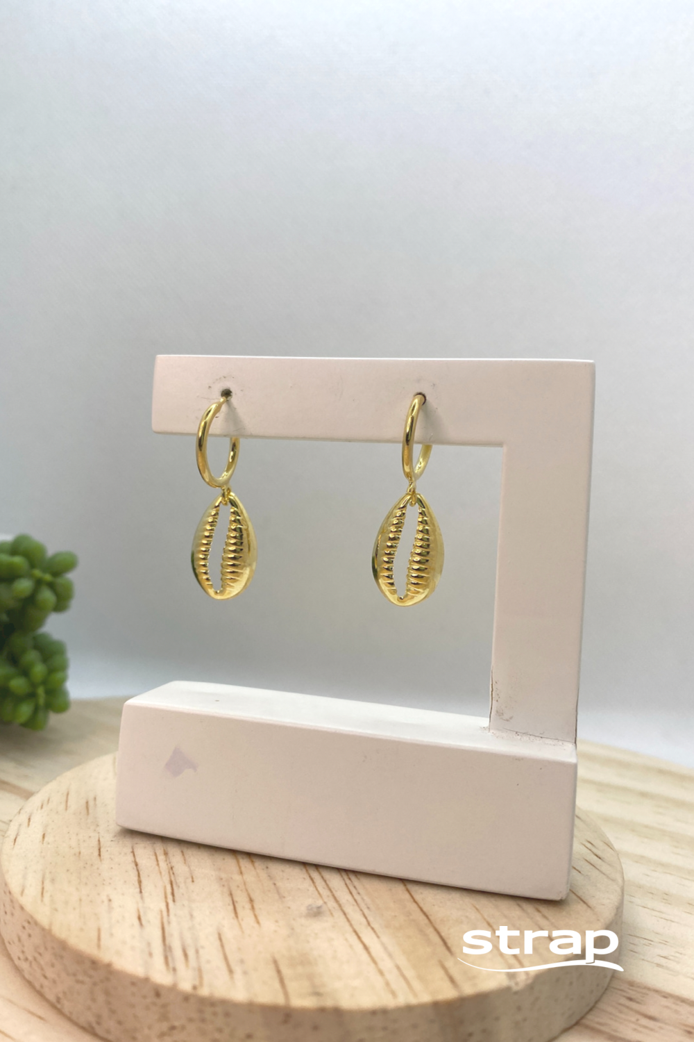 BRINCO DE ARGOLA COM BÚZIO VAZADO FOLHEADO A OURO 18K