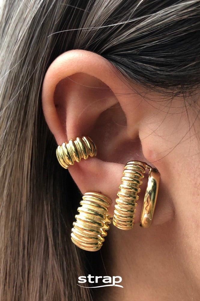 BRINCO DE ARGOLA SEGMENTADA FOLHEADO A OURO 18K