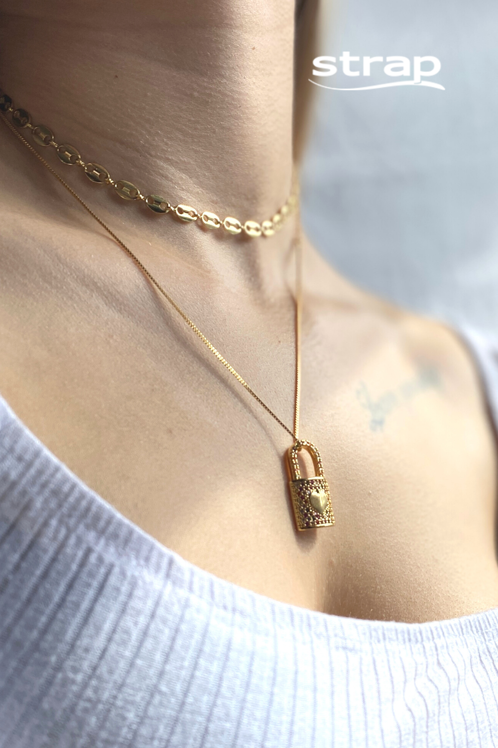 COLAR COM PINGENTE DE CADEADO CRAVEJADO DE ZIRCONIA FOLHEADO A OURO 18K