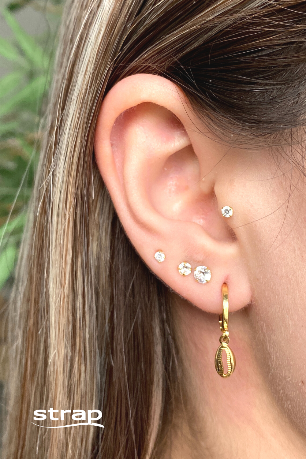 BRINCO DE ARGOLA FECHADA COM BÚZIOS FOLHEADA A OURO 18K