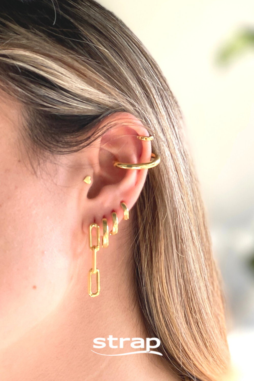 BRINCO DE ARGOLA LISA COM CLICK GRANDE FOLHEADO A OURO 18K