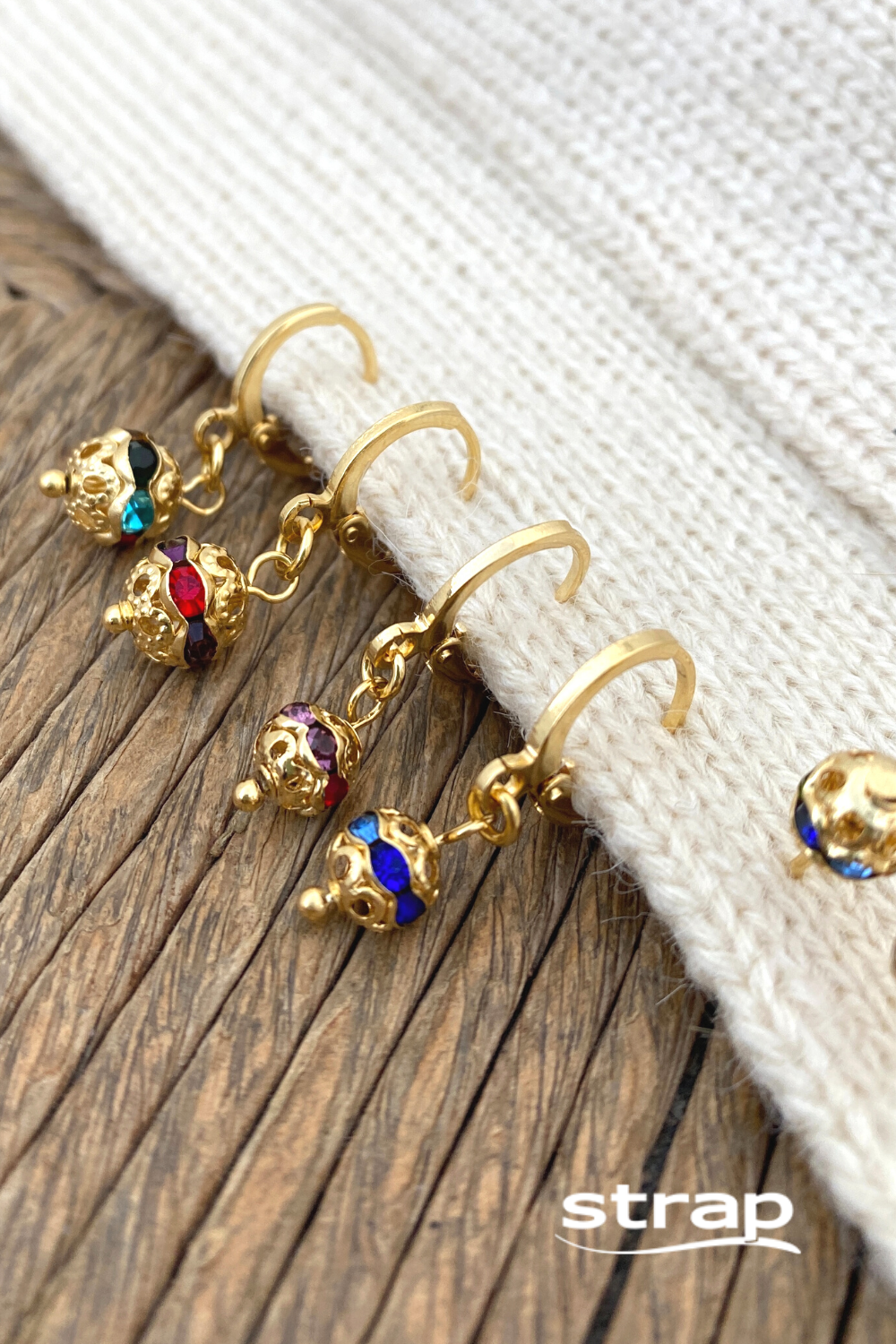 BRINCO DE ARGOLA COM ESFERA COLORIDA GRANDE FOLHEADO A OURO 18K
