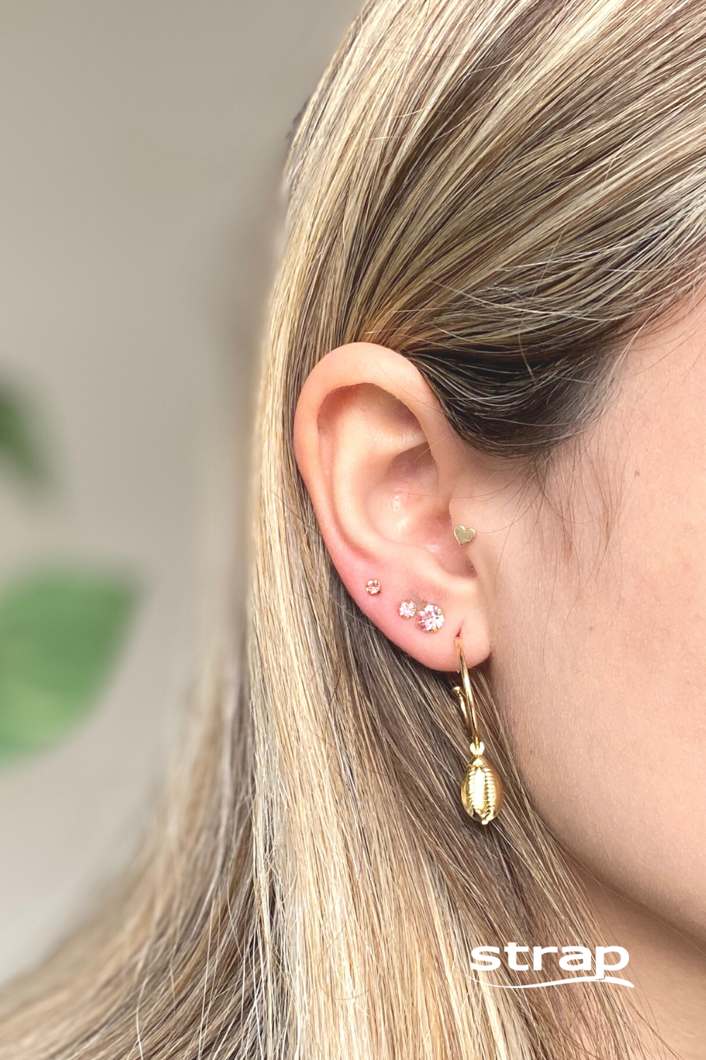 BRINCO DE ARGOLA PEQUENA COM BÚZIOS FOLHEADO A OURO 18K