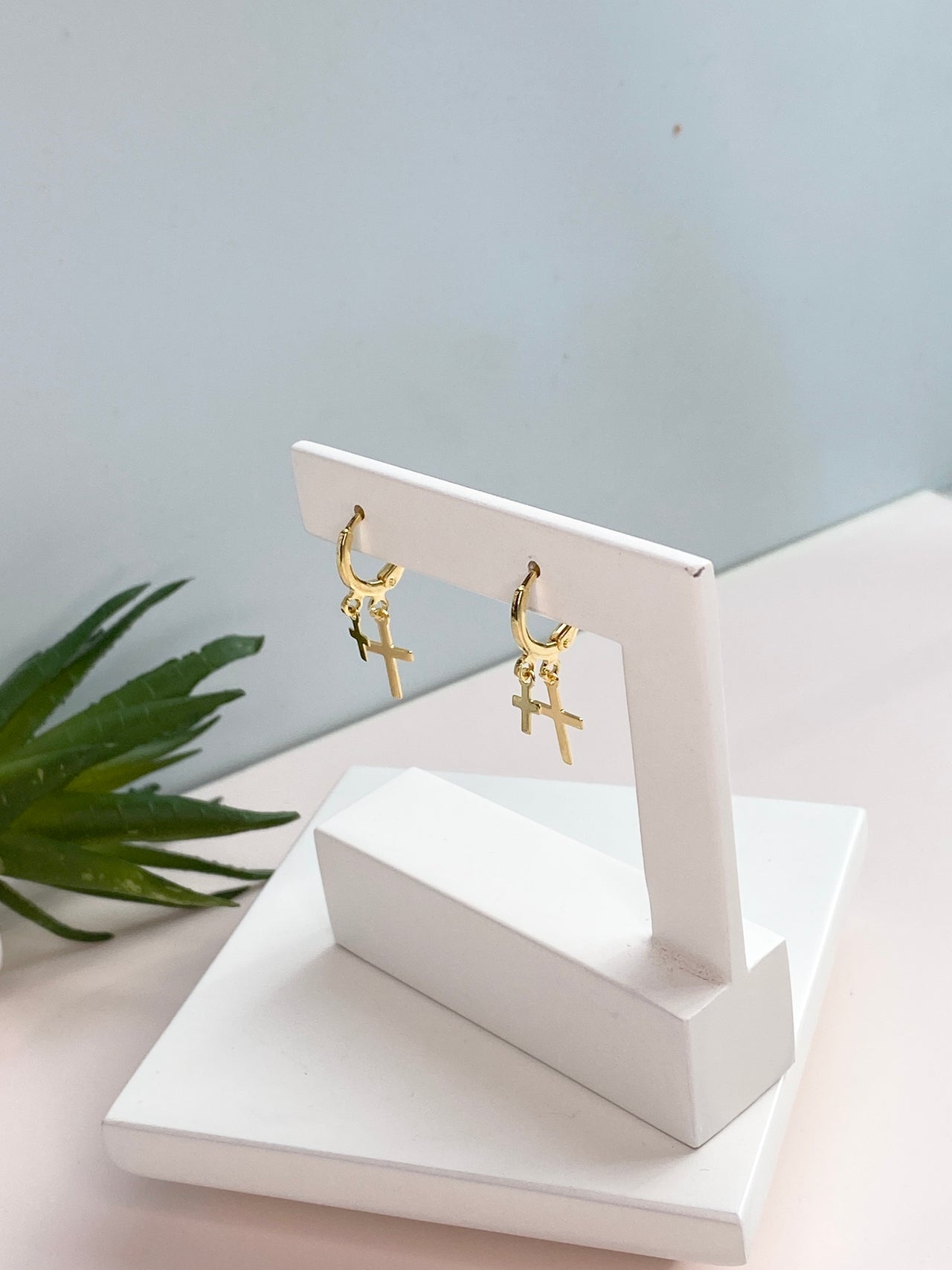 BRINCO DE ARGOLA FECHADA COM DOIS CRUCIFIXOS FOLHEADO A OURO 18K