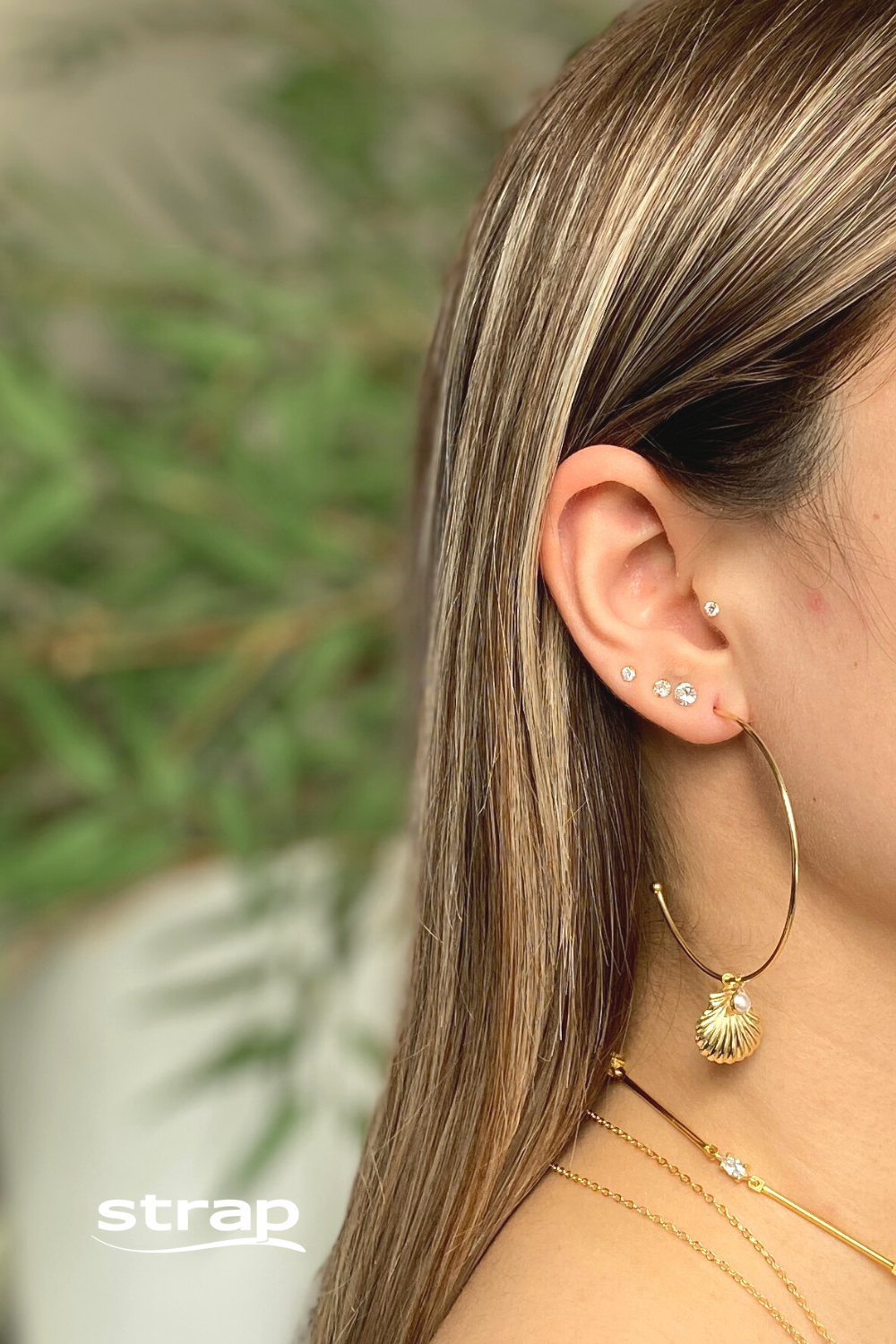 BRINCO DE ARGOLA MÉDIA COM CONCHA FOLHEADO A OURO 18K