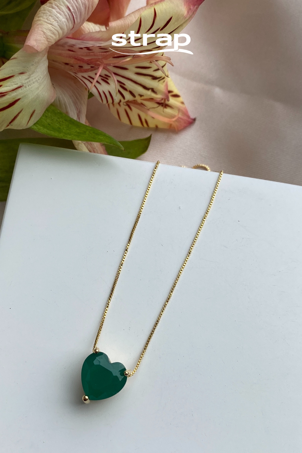 COLAR PEDRA CORAÇÃO VERDE FOLHEADO A OURO 18K