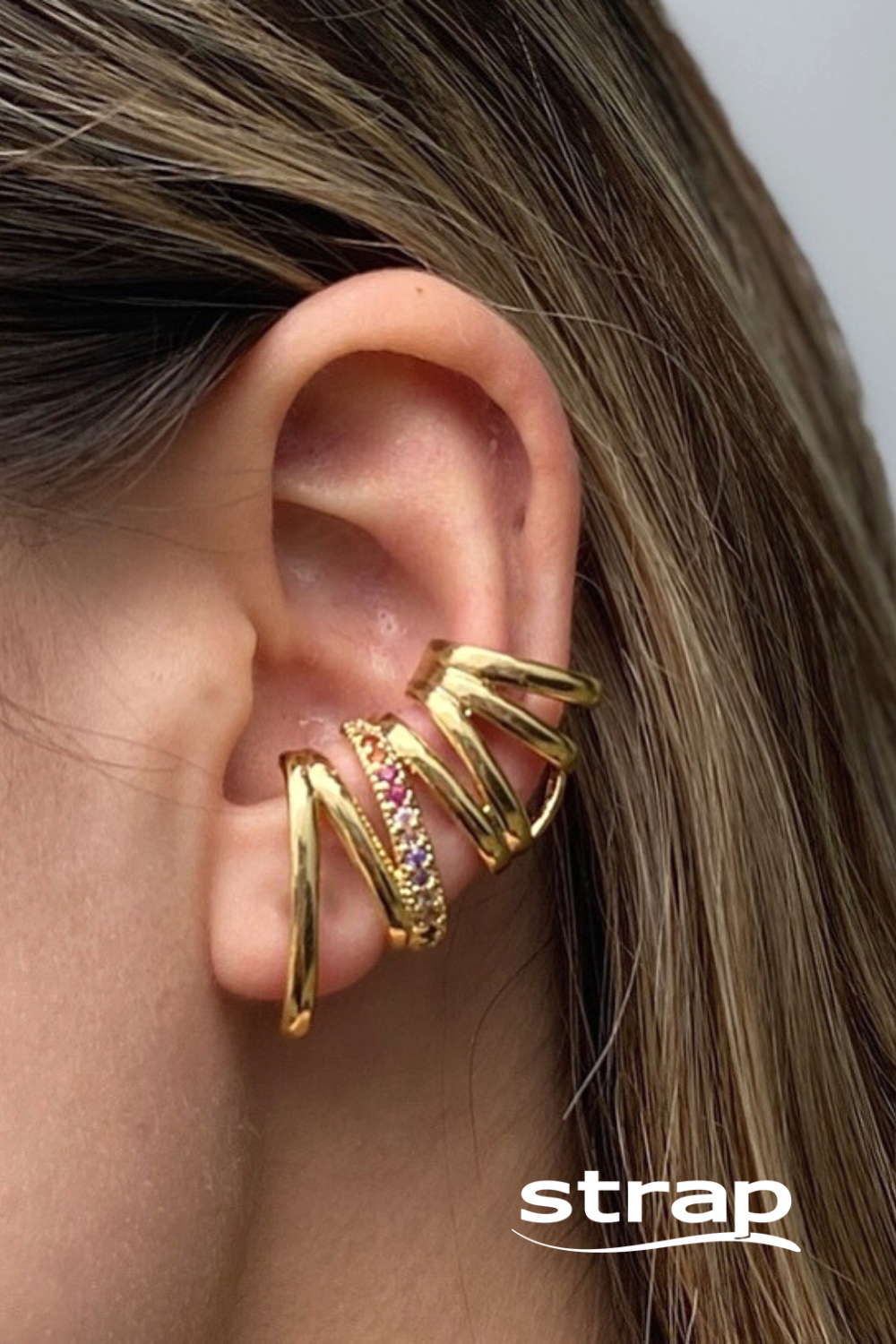 BRINCO EAR HOOK COM CURVAS E FILETE DE ZIRCONIAS COLORIDAS