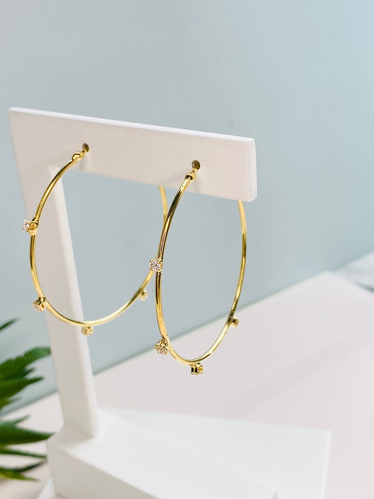 BRINCO DE ARGOLA MÉDIA COM CRISTAIS FOLHEADO A OURO 18K