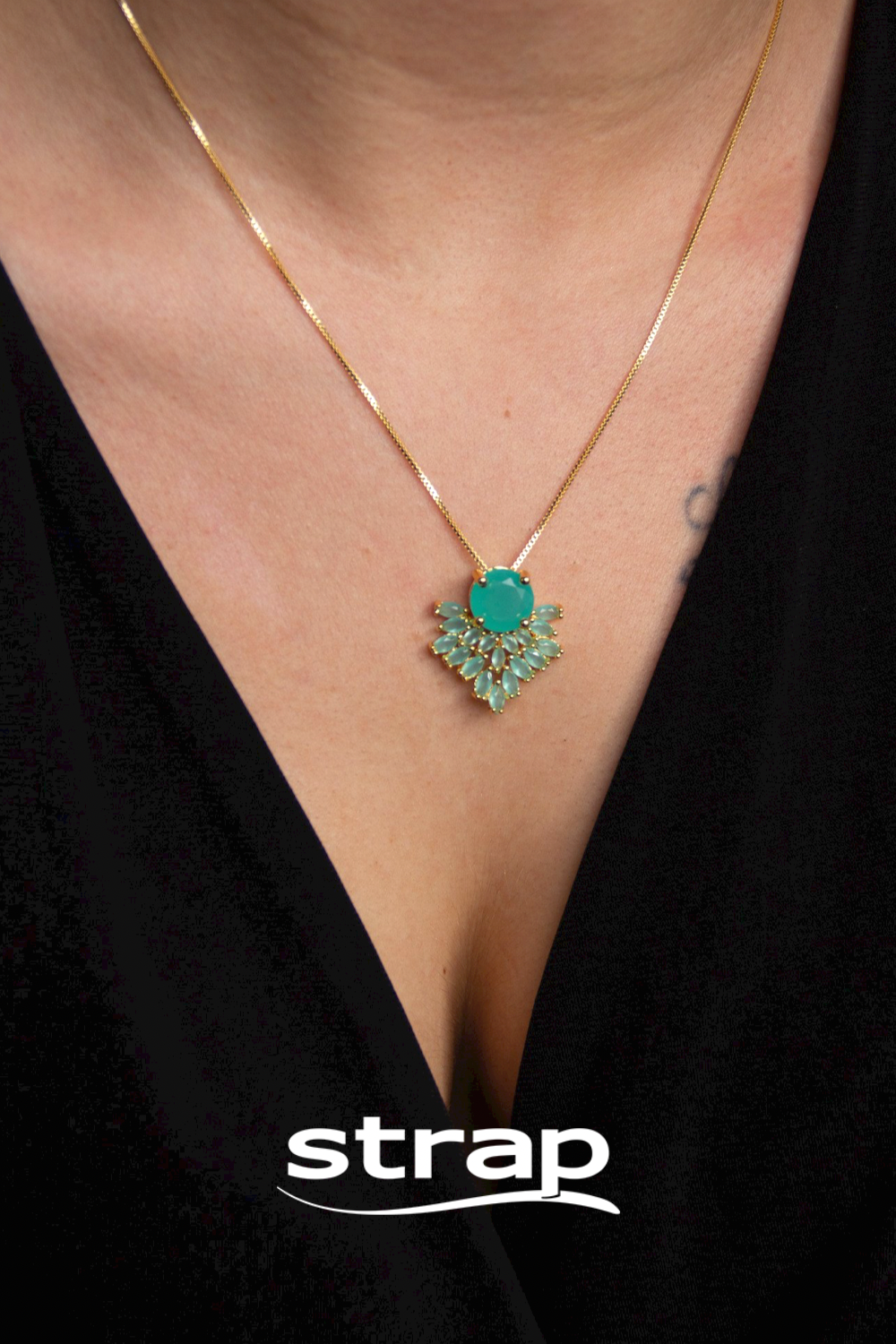 CONJUNTO DE BRINCOS E COLAR COM PEDRAS VERDES FOLHEADO A OURO 18K