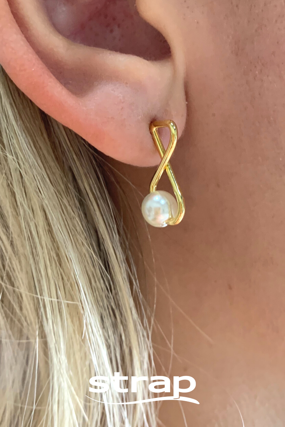 BRINCO INFINITO COM PÉROLA FOLHEADO A OURO 18K