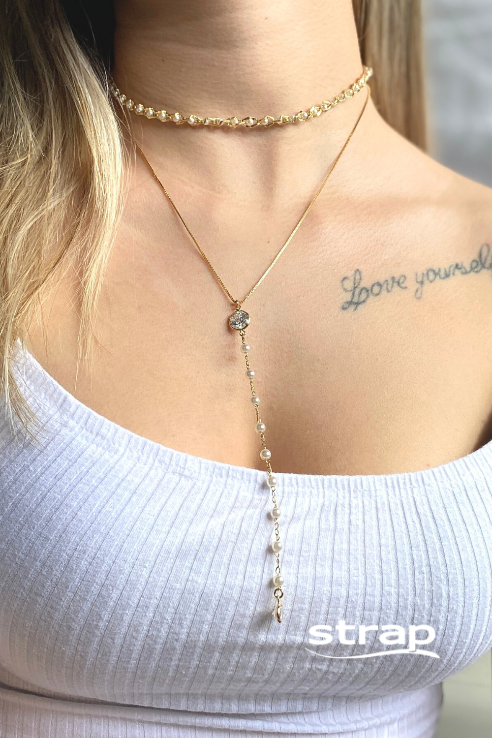 COLAR COM PINGENTE LONGO DE PÉROLAS E ZIRCÔNIAS FOLHEADO A OURO 18K