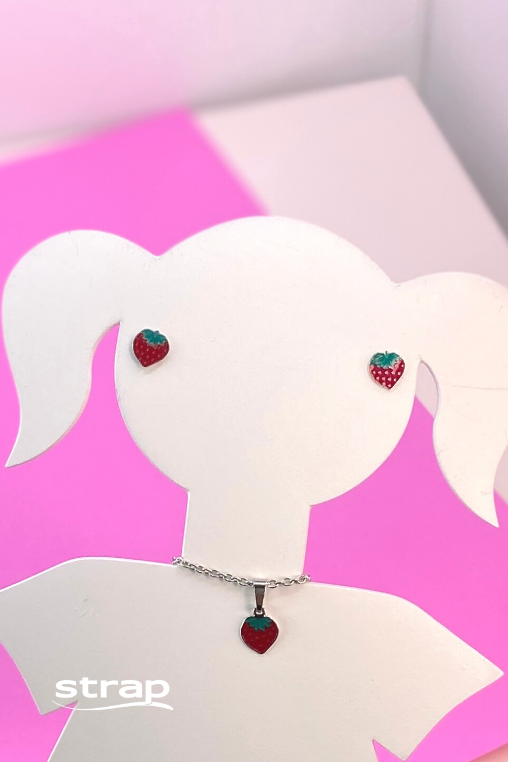 CONJUNTO DE BRINCO E COLAR COM PINGENTE DE MORANGOS EM AÇO INOX