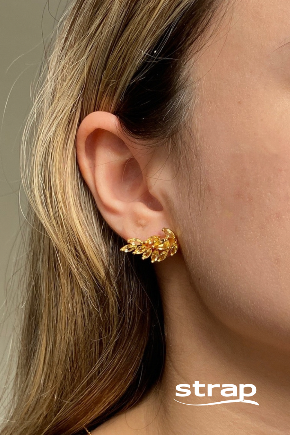 BRINCO ASAS DE ZIRCONIAS AMARELAS FOLHEADO A OURO 18K