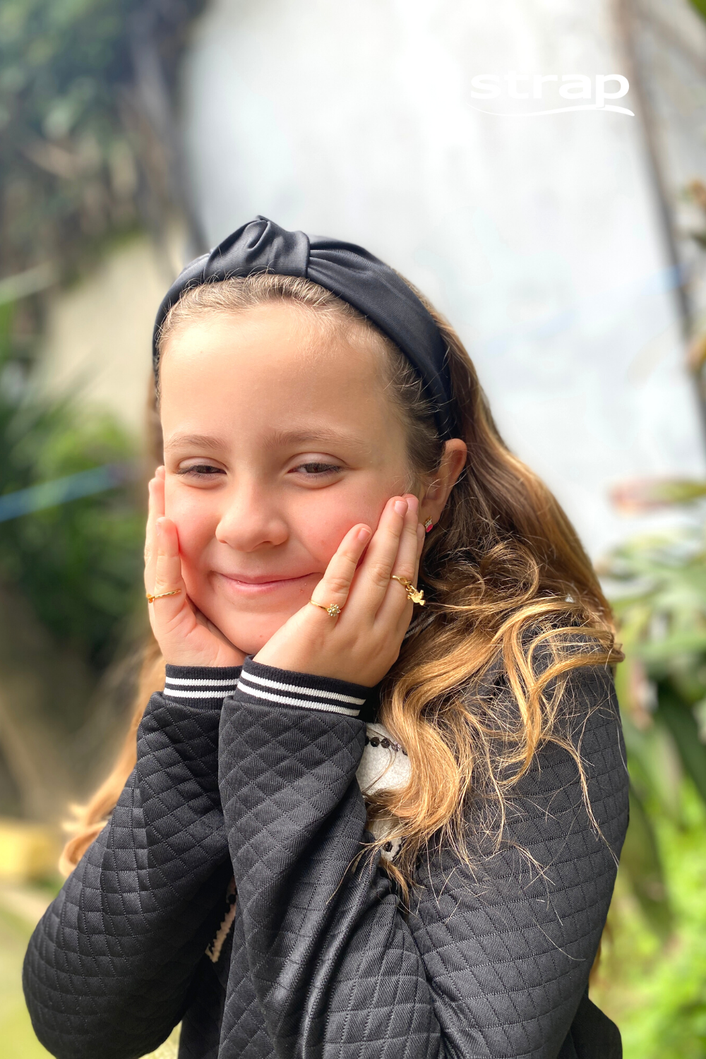 ANEL INFANTIL COM FLORZINHA EM PEDRAS FOLHEADO A OURO 18K