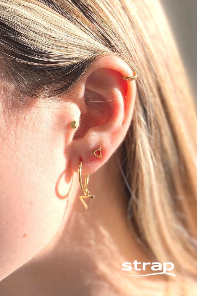BRINCO DUPLA DE ARGOLA E SEGUNDO FURO DE TRIANGULO FOLHEADO A OURO 18K