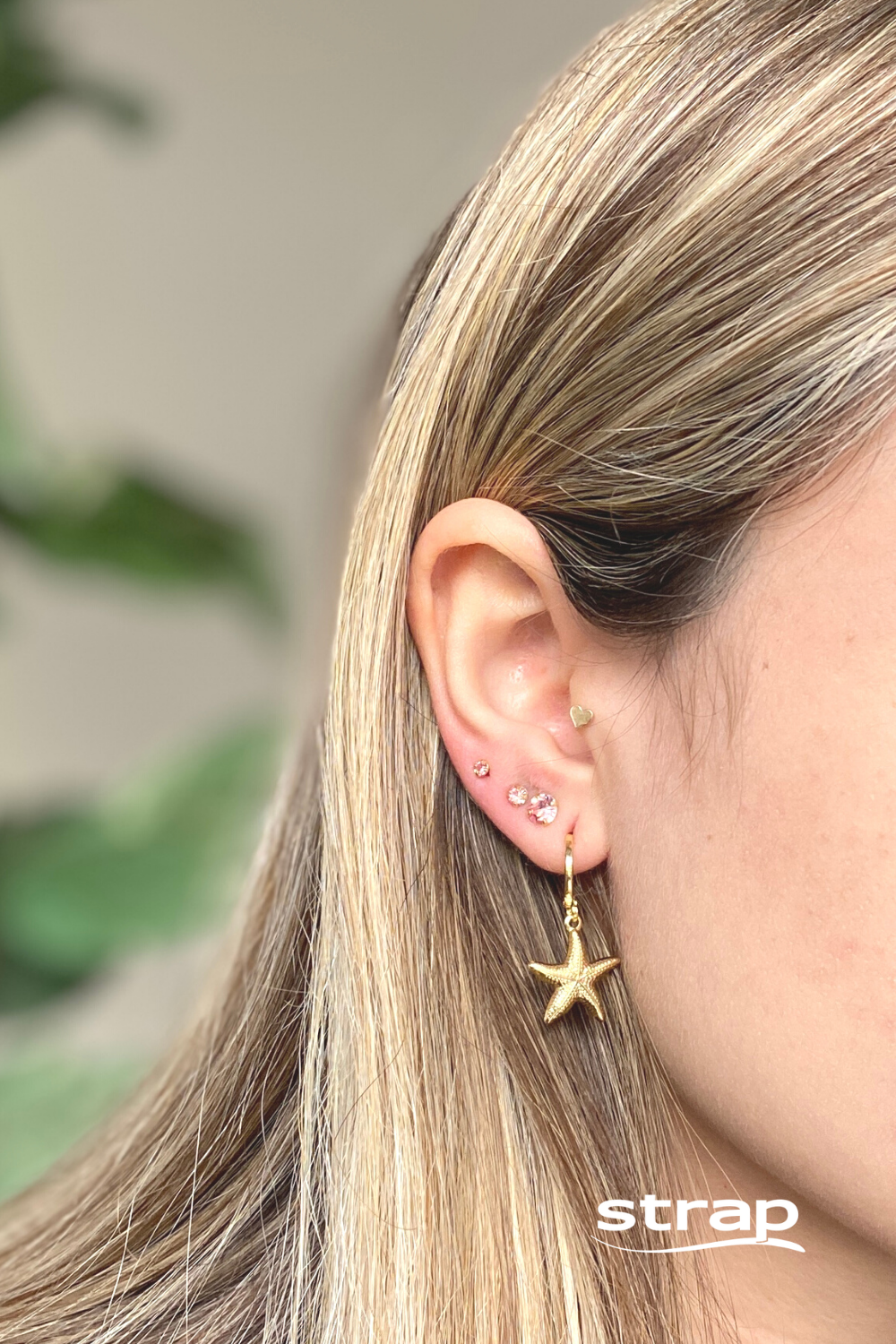 BRINCO DE ARGOLA FECHADA COM ESTRELA DO MAR FOLHEADO A OURO 18K