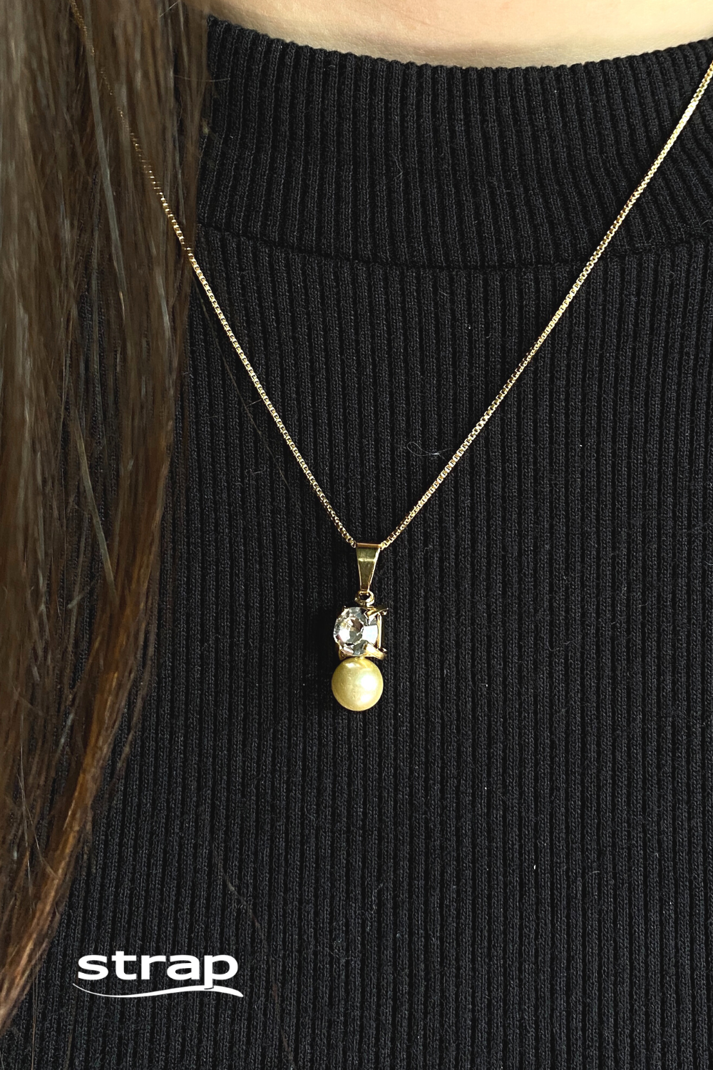 CONJUNTO DE BRINCOS E COLAR DE PEROLAS FOLHEADO A OURO 18K